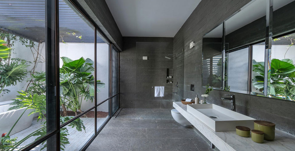 Laterite House - Elegant bathroom